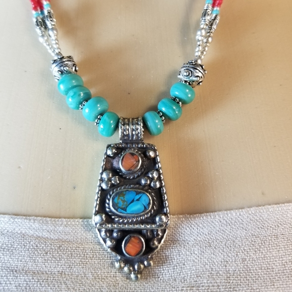CAPTIVATING TURQUOISE NECKLACE NWOT - Picture 2 of 8